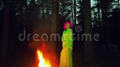 绿巫婆晚上站在火边..